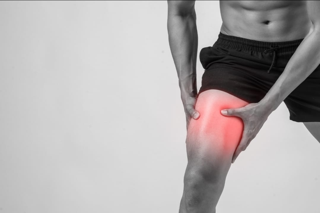 علاج ألم الفخذ المذلي: الأسباب وأفضل طرق العلاج بدون جراحة