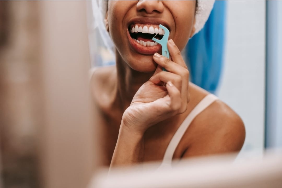 أفضل خيط أسنان: دليل شامل لاختيار النوع المناسب وطريقة الاستخدام الصحيحة